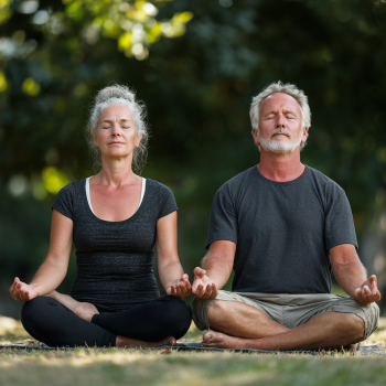 Група літніх людей займається йогою